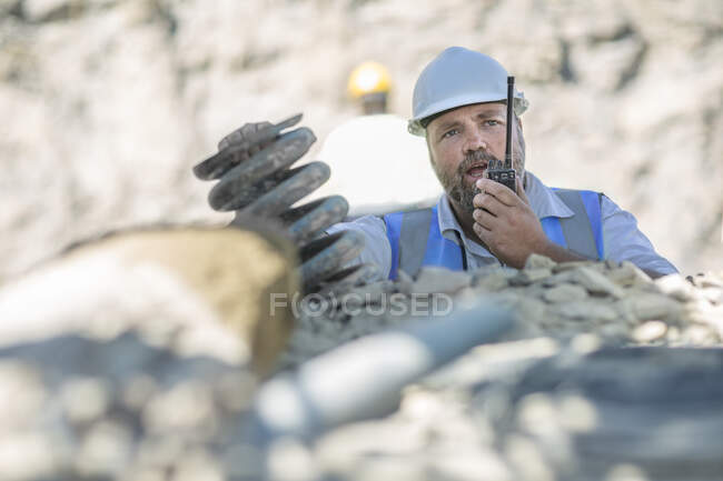 Trabalhador da pedreira na pedreira, falando sobre walkie talkie — Fotografia de Stock