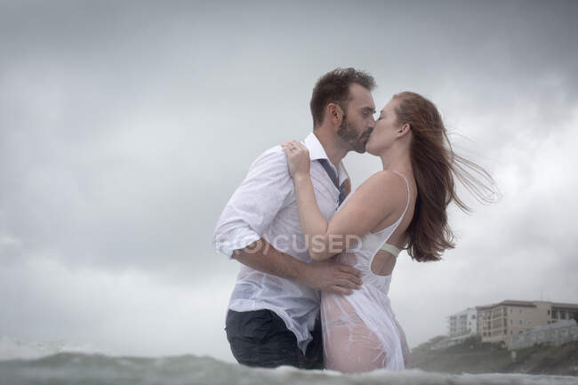 Couple en mer baisers — Photo de stock