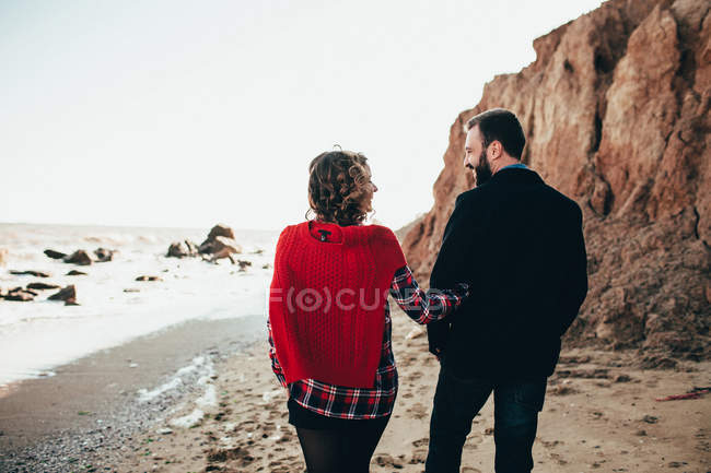 Vue arrière d'un couple romantique mi-adulte se promenant sur la plage, oblast d'Odessa, Ukraine — Photo de stock