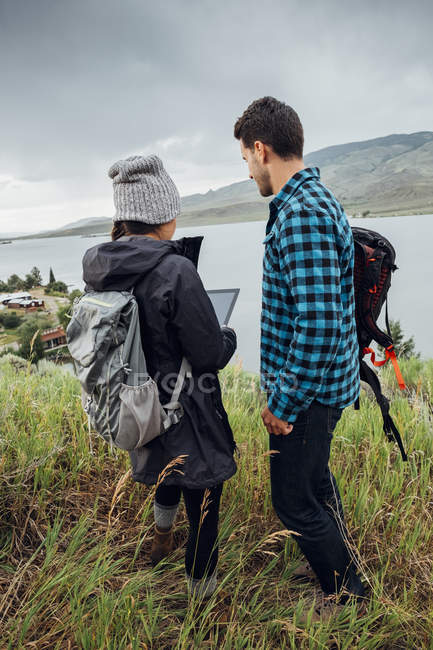 Paar steht neben Dillon Reservoir, mit digitaler Tablette, Silberdorn, colorado, USA — Stockfoto