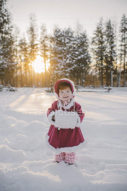 Retrato de niña de pie en la nieve - foto de stock