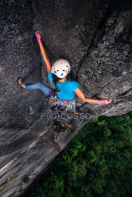 Asiatische Frau klettert steile Klippe, Squamish, Kanada, Blick aus dem hohen Winkel — Stockfoto