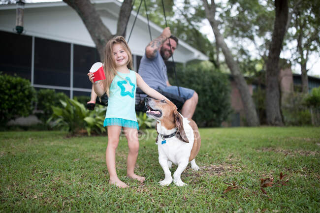 Pai e filha no jardim com cão de estimação — Fotografia de Stock