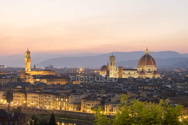 Vista panoramica del Duomo di Firenze al tramonto, Firenze, Italia — Foto stock