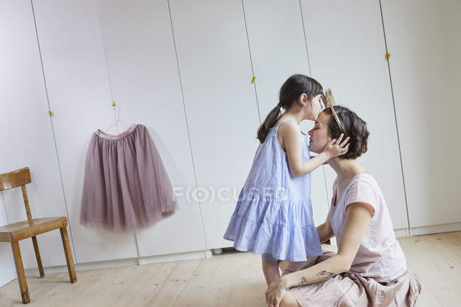 Mère et fille sur le sol en bois dans la chambre moderne — Photo de stock
