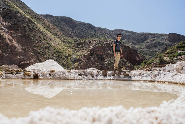 Uomo alla scoperta delle miniere di sale di Maras, Cusco, Perù, Sud America — Foto stock