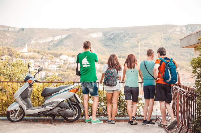 Turistas em plataforma de visualização acima da cidade, Koralat, Zagrebacka, Croácia — Fotografia de Stock