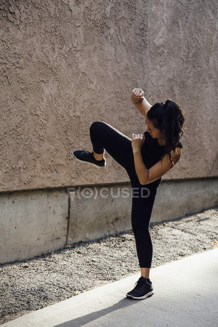 Jovem mulher exercendo ao ar livre — Fotografia de Stock