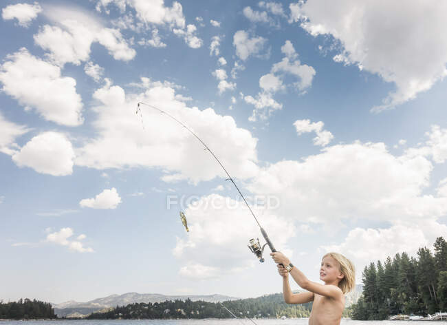 Boy fishing, Lake Arrowhead, California, USA — Stock Photo