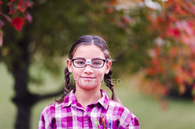Девушка с косичками и разбитыми очками в костюме ботаника — стоковое фото