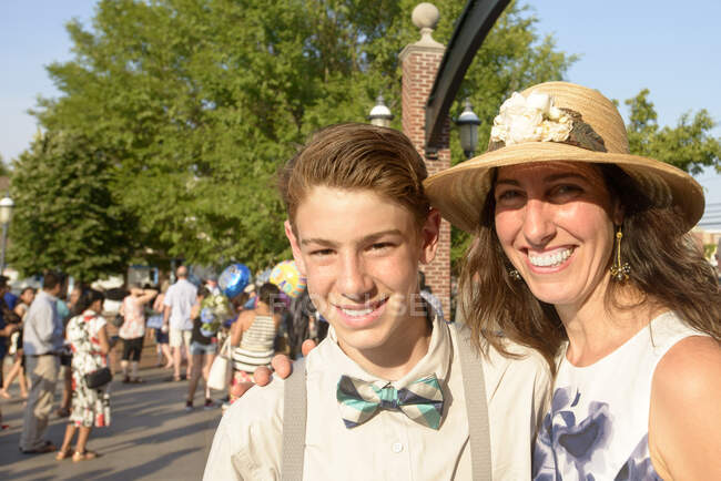 Mother and son at graduation ceremony — Stock Photo