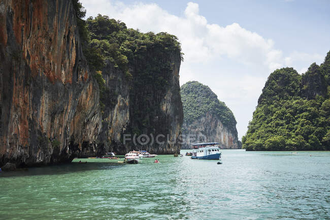 Pessoas nadando por falésias, Ban Phang, Lampang, Tailândia, Ásia — Fotografia de Stock