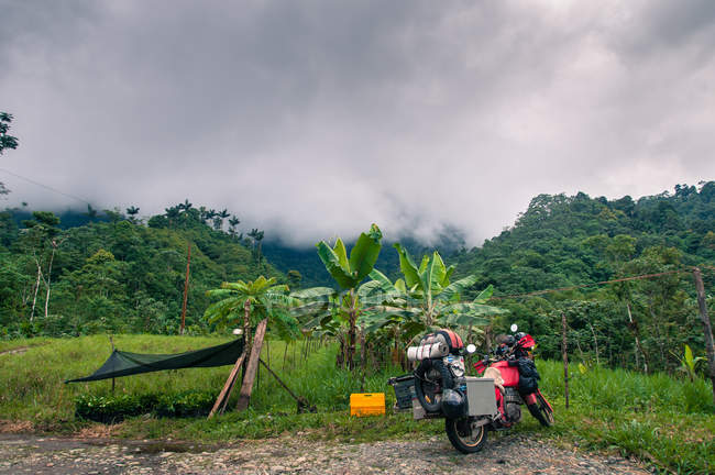 Мотоцикл і гамаку в сільській обстановці, Кіто, Пічінча, Еквадор — стокове фото