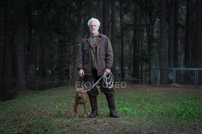 Uomo e cane da compagnia al piombo — Foto stock