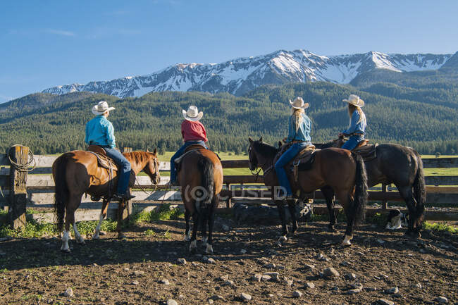 Rear view of cowboys and cowgirls on horseback, Enterprise, Орегон, США, Северная Америка — стоковое фото