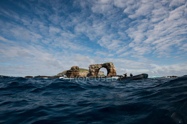 People in boat by Darwin's arch, Darwin Island, Seymour, Galapagos, Ecuador, South America — Stock Photo