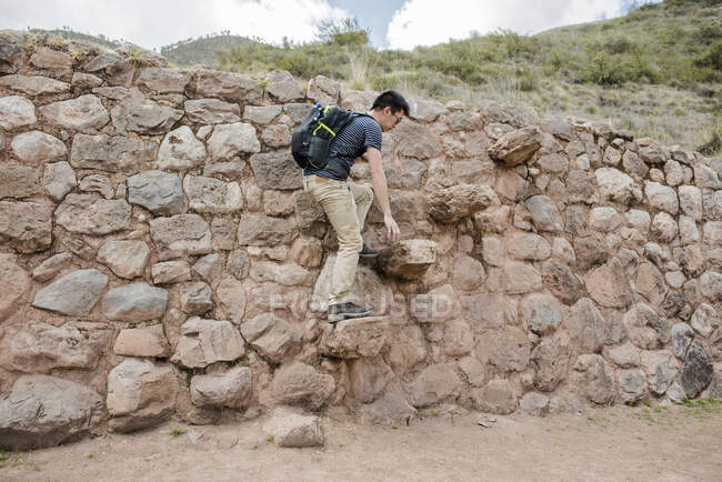 Hombre explorando ruinas de Moray en Maras, Cusco, Perú, América del Sur - foto de stock