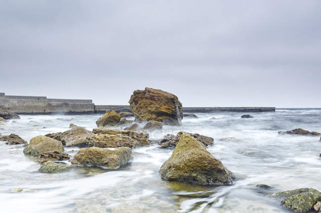 Rocas que sobresalen del mar, Odessa, Óblast de Odeska, Ucrania, Europa - foto de stock