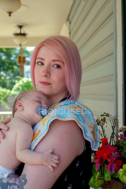 Woman with baby boy in arms — Stock Photo