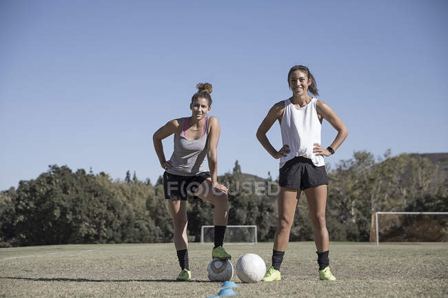 Retrato de dos mujeres en el campo de fútbol - foto de stock