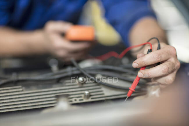 Coche mecánico de pruebas motor de coche en el garaje de reparación - foto de stock