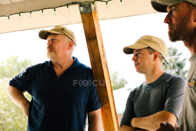 Elektriker diskutieren auf der Veranda — Stockfoto