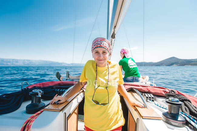 Portrait de jeune femme yachting, Croatie — Photo de stock