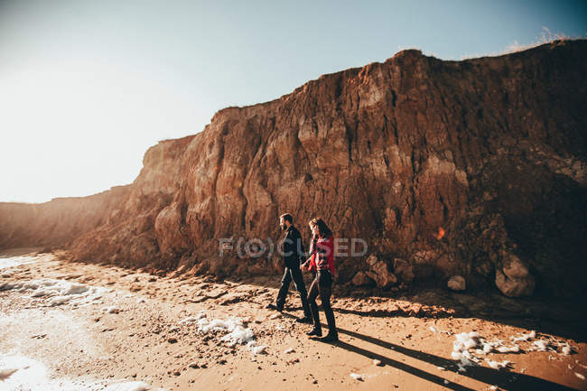 Романтическая пара среднего возраста, прогуливающаяся по пляжному утесу, Одесская область, Украина — стоковое фото