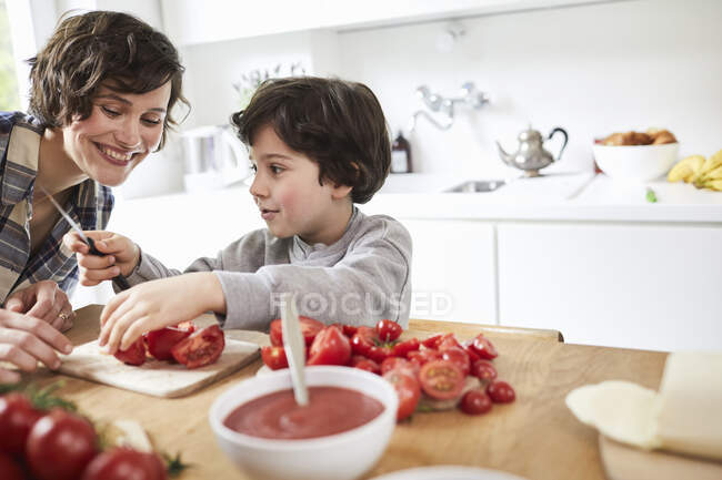 Mutter und Sohn bereiten Essen in Küche zu — Stockfoto