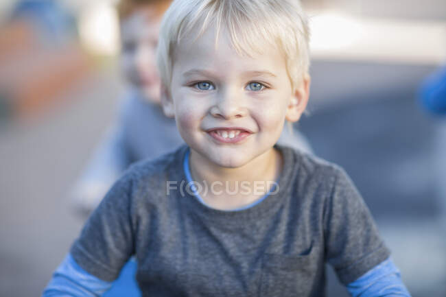 Blondhaariger Junge im Kindergarten, Porträt im Garten — Stockfoto