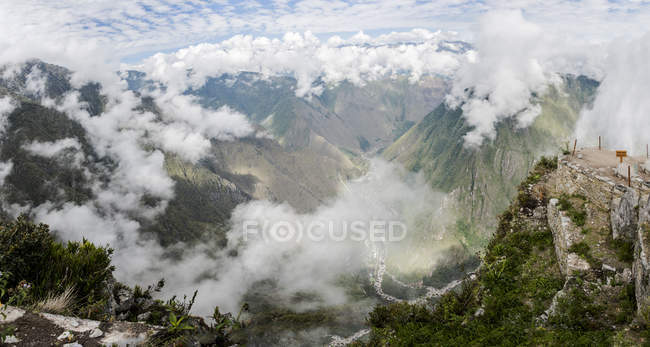 Vista elevada de las montañas nubladas, Machu Picchu, Cusco, Perú, América del Sur - foto de stock