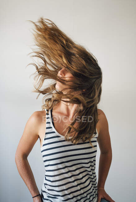 Mujer joven lanzando la cabeza hacia atrás - foto de stock