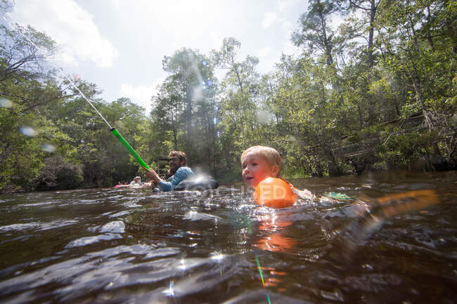 Семья играет в воде, Дестин, Флорида — стоковое фото