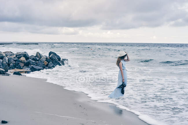 Молодая женщина, стоящая на пляже, Одесса, Одесская область, Украина, Европа — стоковое фото