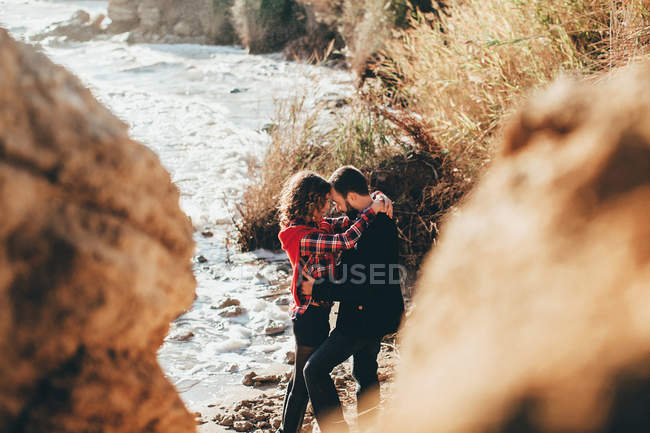 Romantica coppia di metà adulti con le braccia intorno a vicenda sulla spiaggia, Odessa Oblast, Ucraina — Foto stock