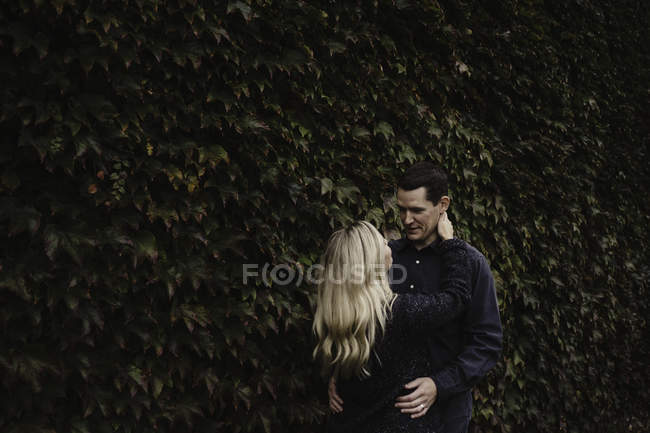 Mittleres erwachsenes Paar, das sich draußen umarmt — Stockfoto
