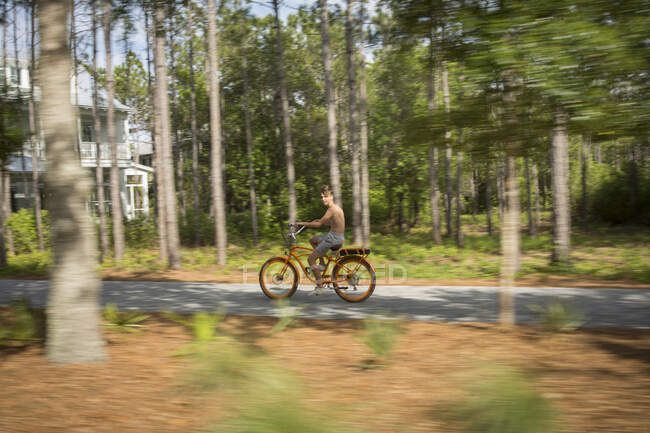 Garçon à vélo, Destin, Floride — Photo de stock