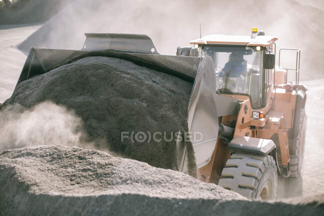 Quarry worker using heavy machinery in quarry — Stock Photo