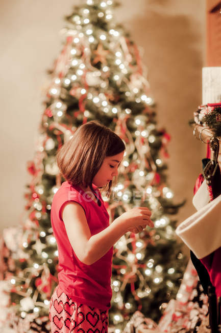 Seitenansicht von Mädchen suchen Strumpf am Weihnachtstag — Stockfoto