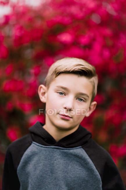 Портрет мальчика, смотрящего в камеру — стоковое фото