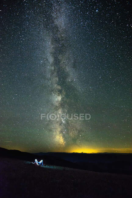 La galaxia de la Vía Láctea, Apex Mountain Resort, Penticton, Columbia Británica, Canadá - foto de stock