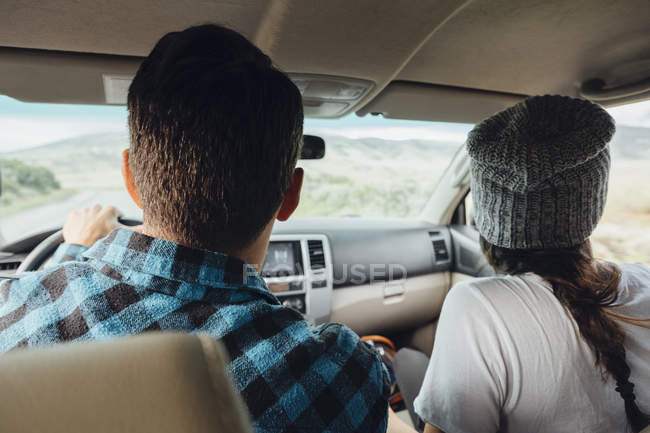 Paar im Auto, auf Autoreise, Rückansicht, Silberdorn, Kolorado, USA — Stockfoto