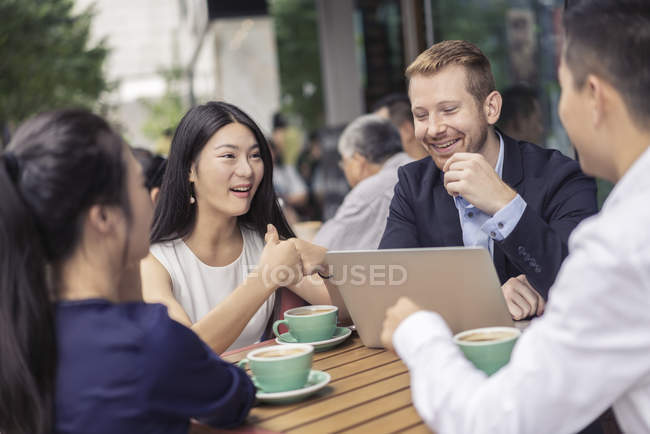 Grupo de empresarios tomando café en la cafetería - foto de stock