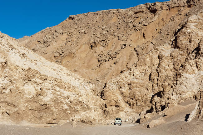 Truck on Valle de la Luna (Valley of the Moon), Atacama Desert, Chile — Stock Photo