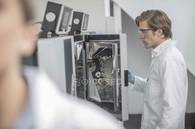 Male worker in thread factory, using chemical oven — Stock Photo