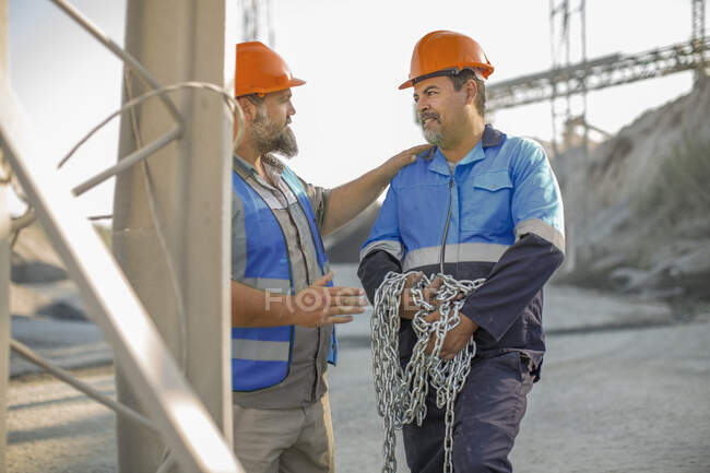 Zwei Steinbrucharbeiter im Steinbruch im Gespräch — Stockfoto