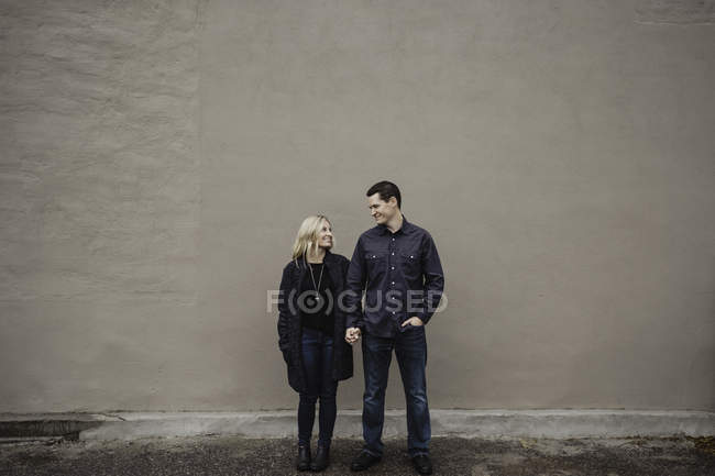 Porträt eines erwachsenen Paares, das sich im Freien die Hände hält — Stockfoto
