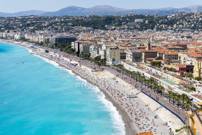 Vistas a la ciudad con costa y playa, Niza, Costa Azul, Francia - foto de stock