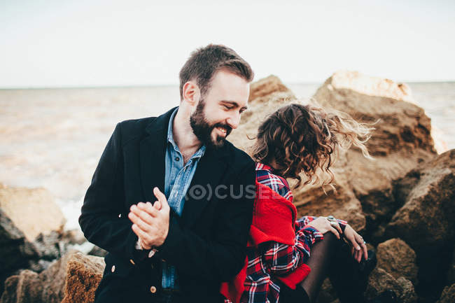Romántica pareja adulta media espalda con espalda en la playa, Óblast de Odessa, Ucrania - foto de stock
