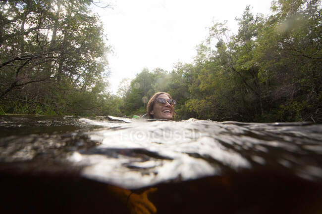 Frau schwimmt im Wasser, Destin, Florida — Stockfoto